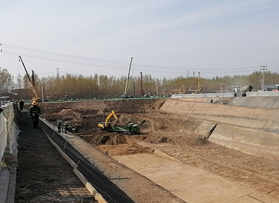 中鐵十二局雄安新區液壓濕噴機施工現場